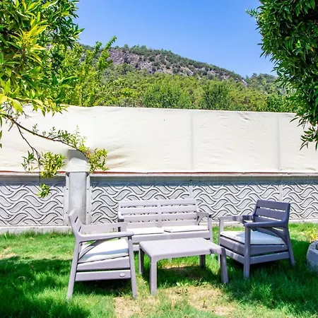 Villa With Pool Jacuzzi And Backyard In Inlice