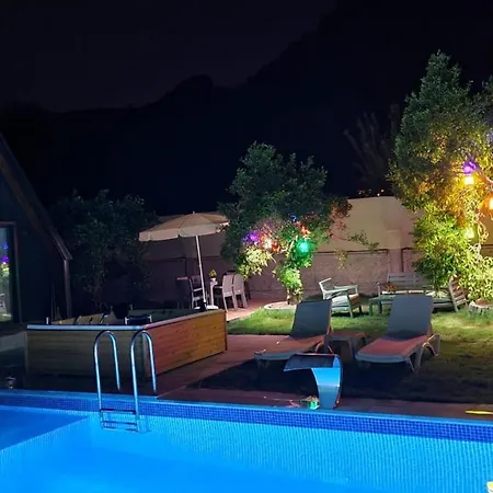Villa With Pool Jacuzzi And Backyard In Inlice