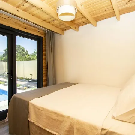 With Pool Jacuzzi And Backyard In Inlice 费特希耶